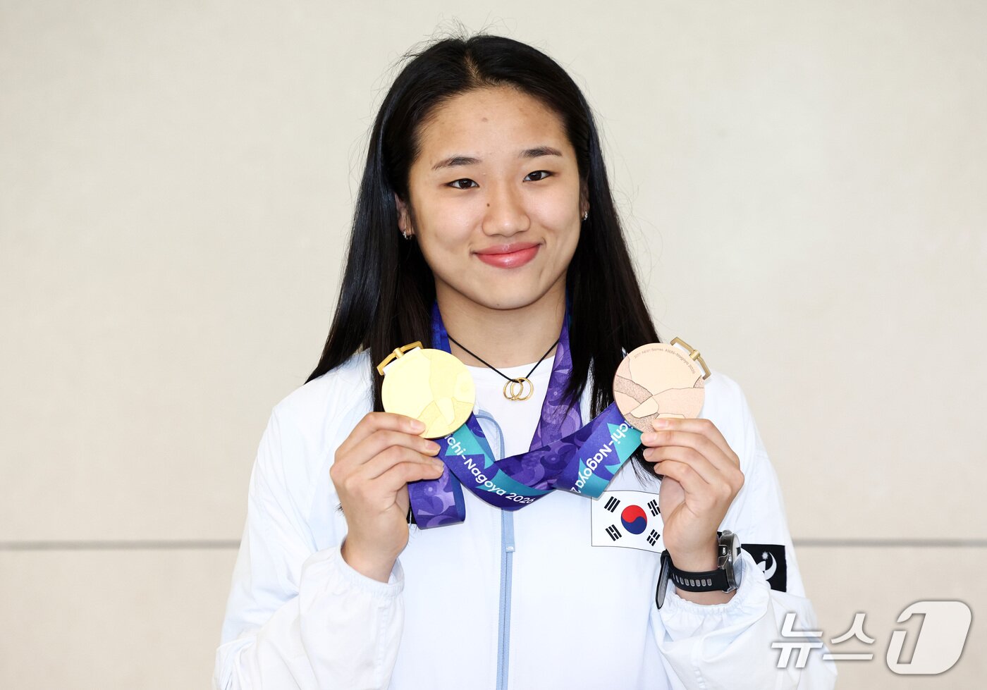 본문 이미지 - 2026 아이치·나고야 아시안게임 배드민턴 여자 단식에서 금메달을 차지한 안세영이 30일 인천국제공항 제2여객터미널을 통해 귀국 후 취재진 앞에서 메달을 들고 포즈를 취하고 있다. 2026.9.30 ⓒ 뉴스1 최지환 기자