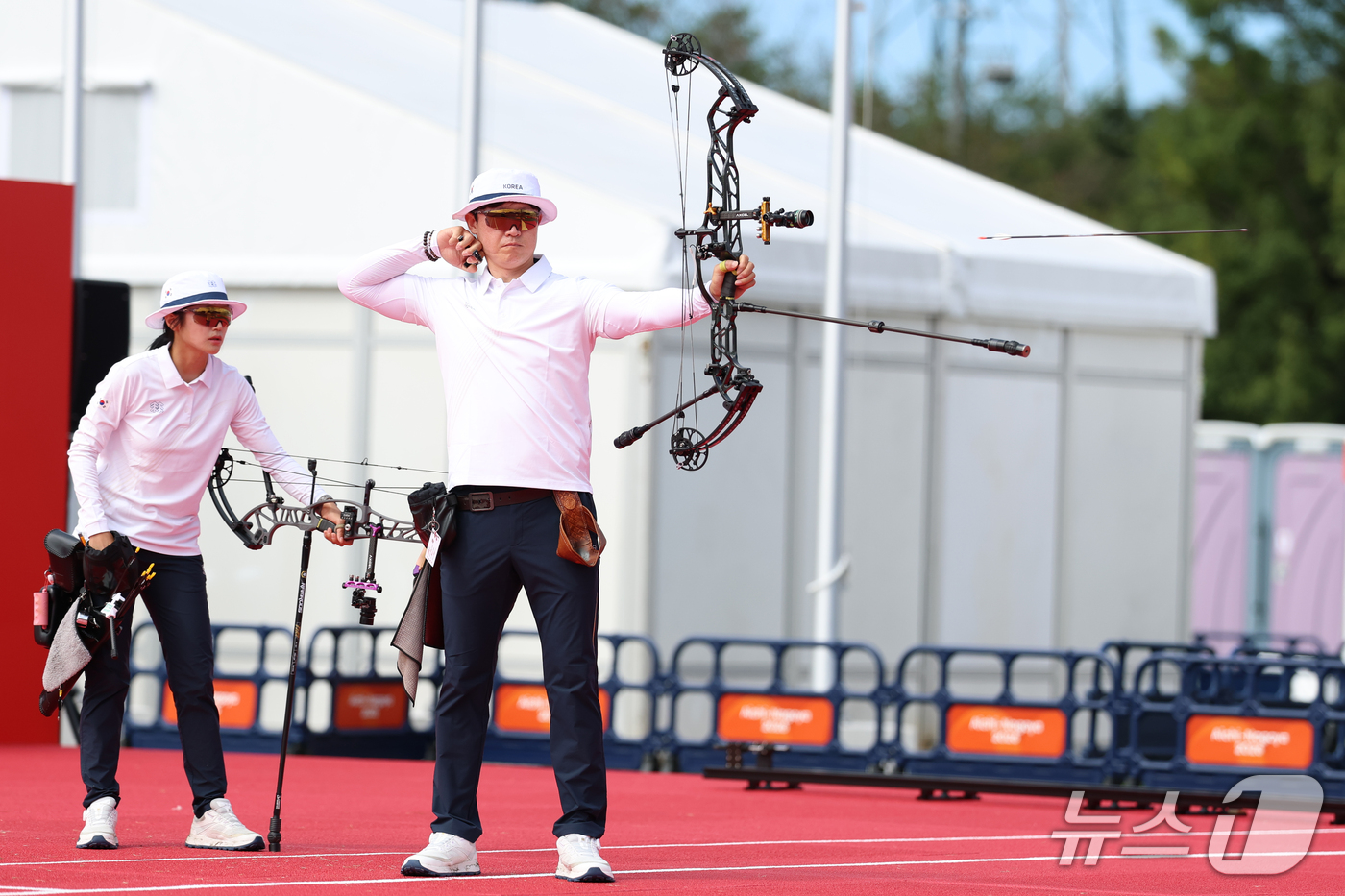(오카자키=뉴스1) 안은나 기자 = 대한민국 박정윤, 최용희가 30일 일본 오카자키 중앙종합공원 다목적광장에서 열린 2026 아이치·나고야 아시안게임 양궁 컴파운드 혼성 단체전 준 …