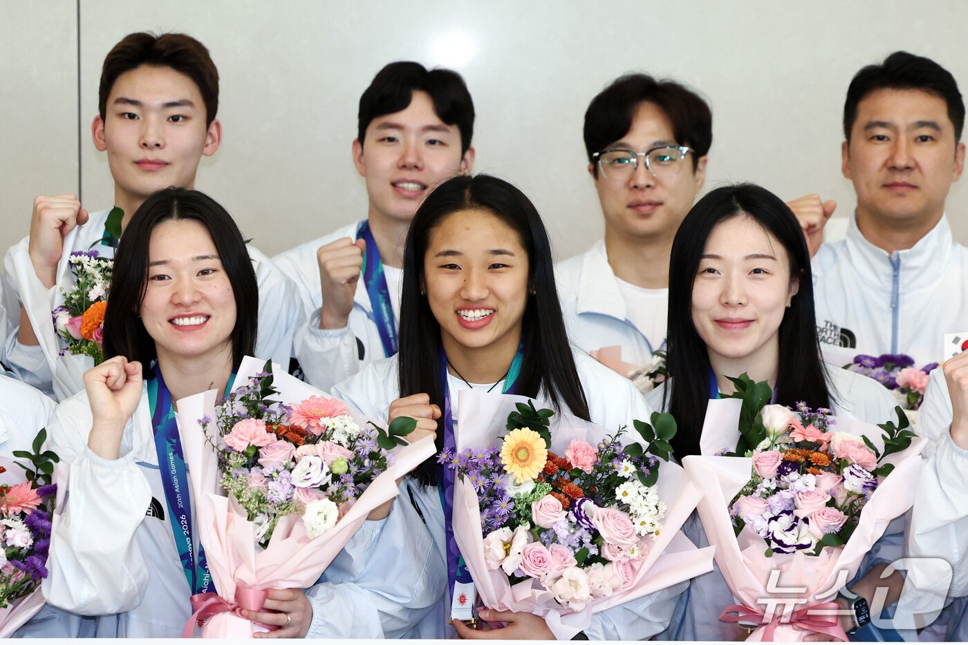 본문 이미지 - 2026 아이치·나고야 아시안게임 배드민턴 여자 단식에서 금메달을 차지한 안세영을 비롯한 배드민턴 선수단이 30일 인천국제공항 제2여객터미널을 통해 귀국 후 기념촬영을 하고 있다. 2026.9.30 ⓒ 뉴스1 최지환 기자