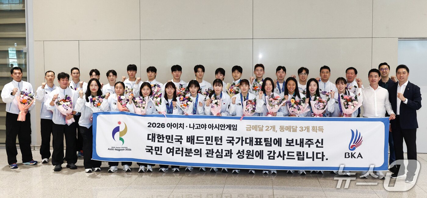 본문 이미지 - 2026 아이치·나고야 아시안게임 배드민턴 여자 단식에서 금메달을 차지한 안세영을 비롯한 배드민턴 선수단이 30일 인천국제공항 제2여객터미널을 통해 귀국 후 기념촬영을 하고 있다. 2026.9.30 ⓒ 뉴스1 최지환 기자