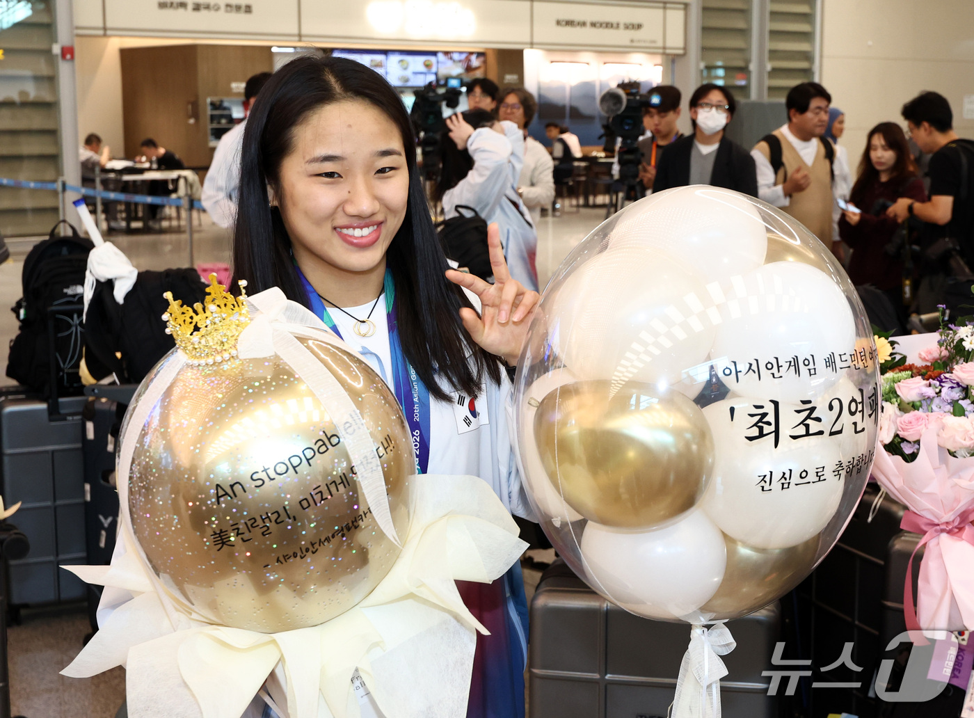 (인천공항=뉴스1) 최지환 기자 = 2026 아이치·나고야 아시안게임 배드민턴 여자 단식에서 금메달을 차지한 안세영이 30일 인천국제공항 제2여객터미널을 통해 귀국 후 팬들과 기념 …