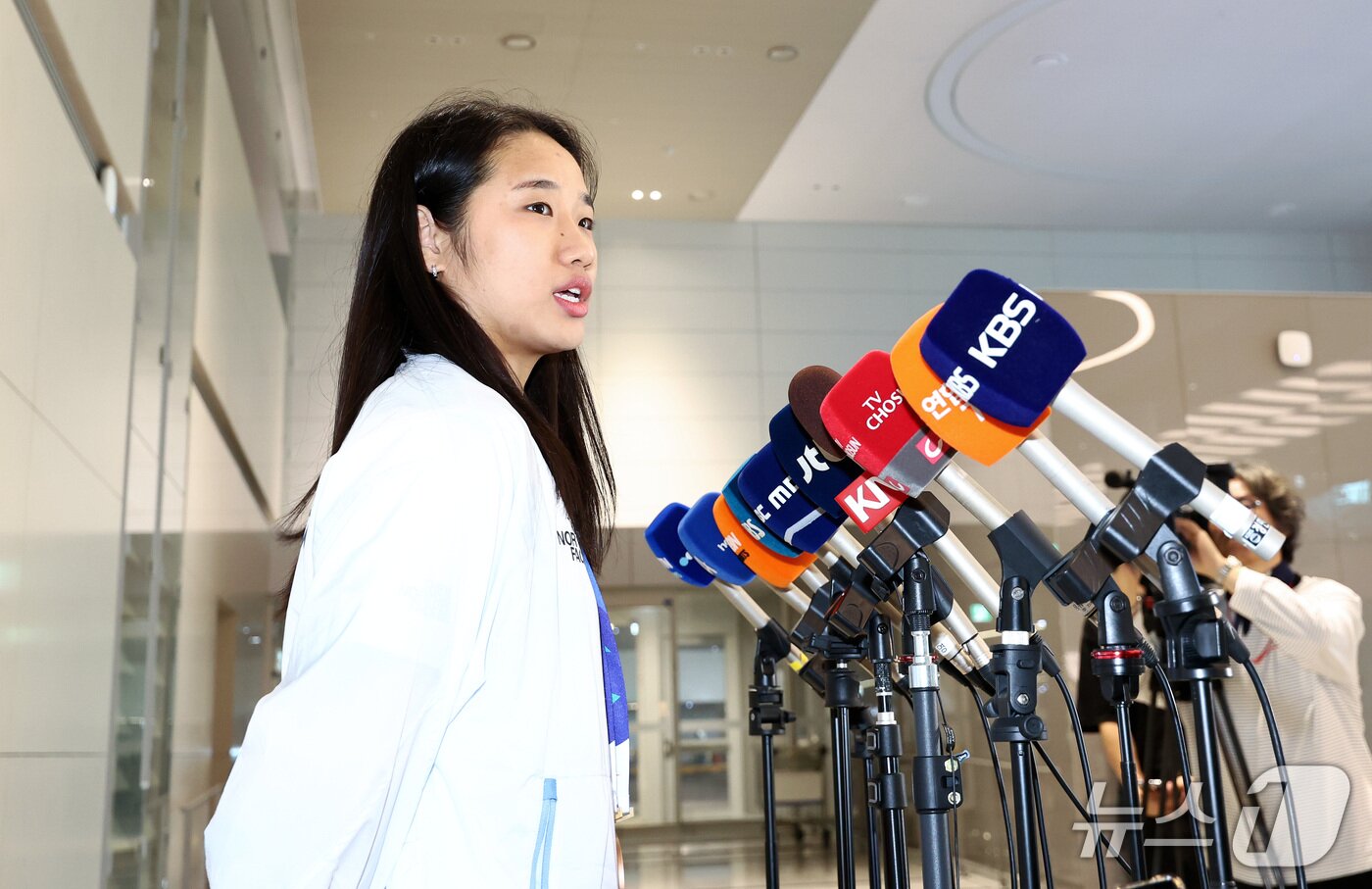 본문 이미지 - 2026 아이치·나고야 아시안게임 배드민턴 여자 단식에서 금메달을 차지한 안세영이 30일 인천국제공항 제2여객터미널을 통해 귀국 후 취재진과 인터뷰를 하고 있다. 2026.9.30 ⓒ 뉴스1 최지환 기자
