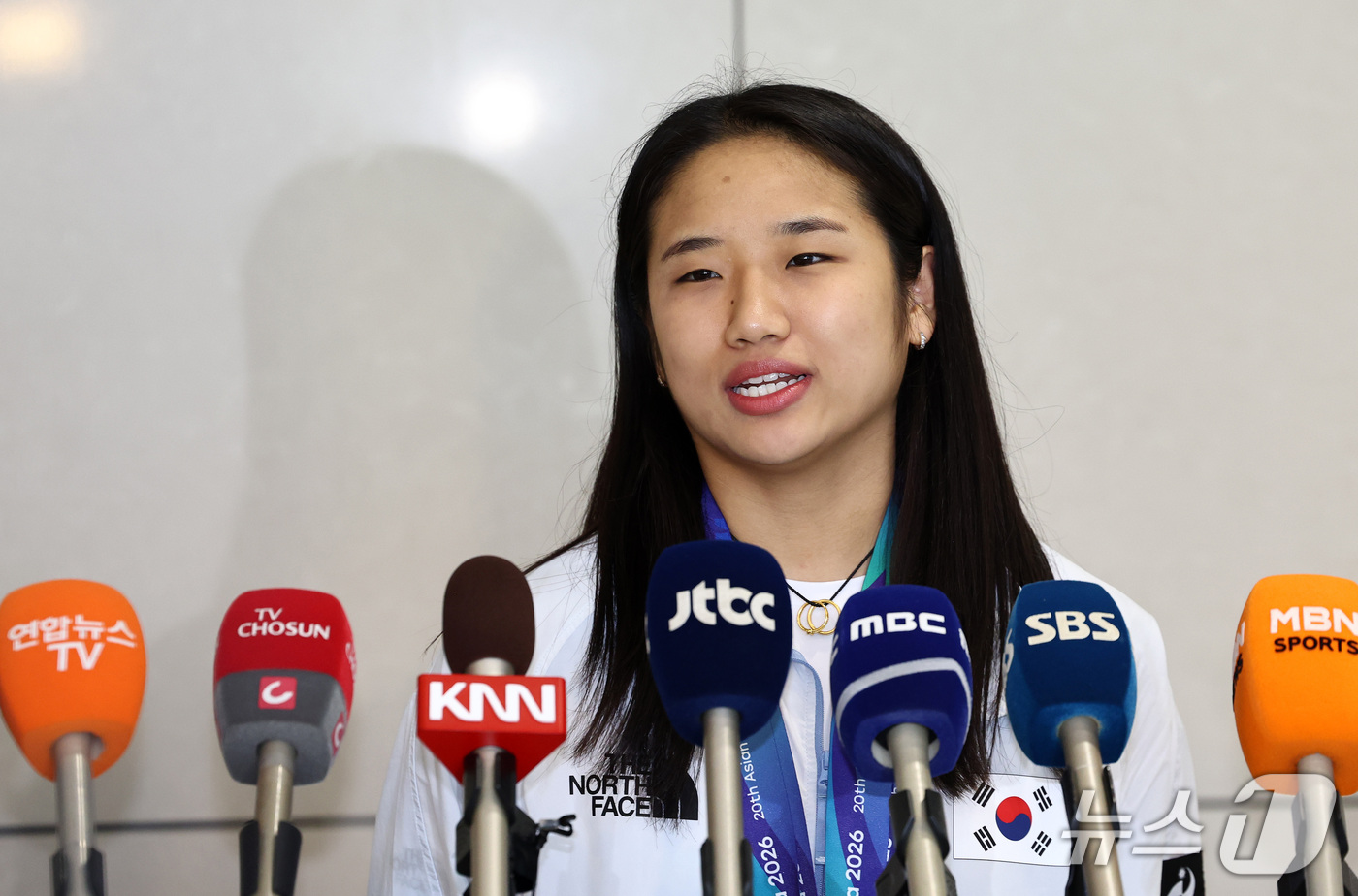 (인천공항=뉴스1) 최지환 기자 = 2026 아이치·나고야 아시안게임 배드민턴 여자 단식에서 금메달을 차지한 안세영이 30일 인천국제공항 제2여객터미널을 통해 귀국 후 취재진과 인 …