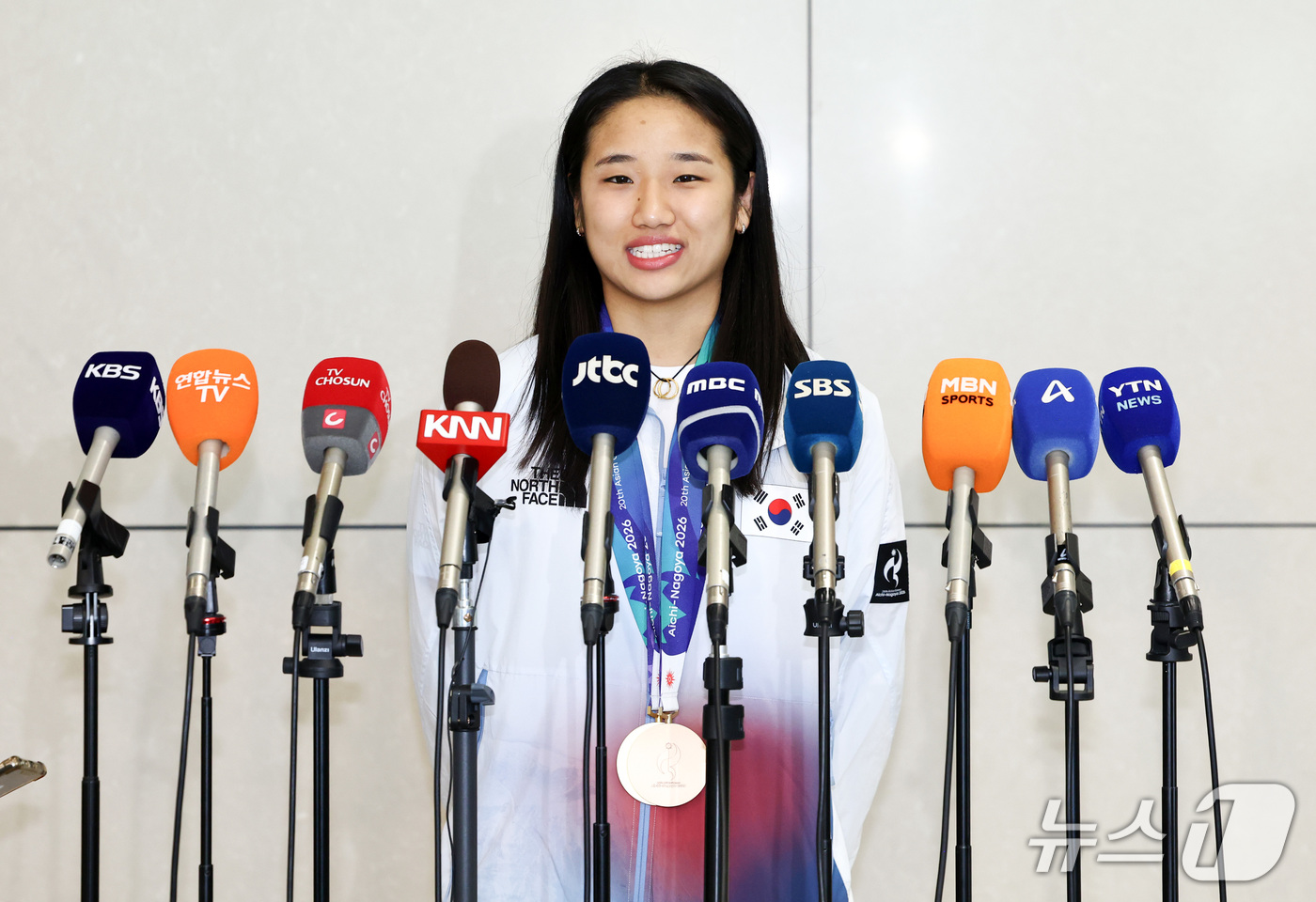 (인천공항=뉴스1) 최지환 기자 = 2026 아이치·나고야 아시안게임 배드민턴 여자 단식에서 금메달을 차지한 안세영이 30일 인천국제공항 제2여객터미널을 통해 귀국 후 취재진과 인 …