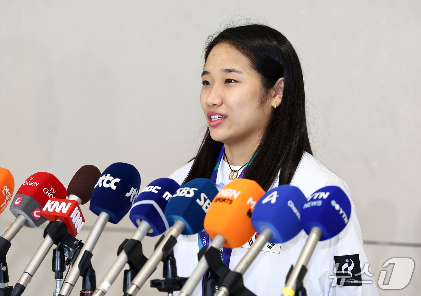 (인천공항=뉴스1) 최지환 기자 = 2026 아이치·나고야 아시안게임 배드민턴 여자 단식에서 금메달을 차지한 안세영이 30일 인천국제공항 제2여객터미널을 통해 귀국 후 취재진과 인 …