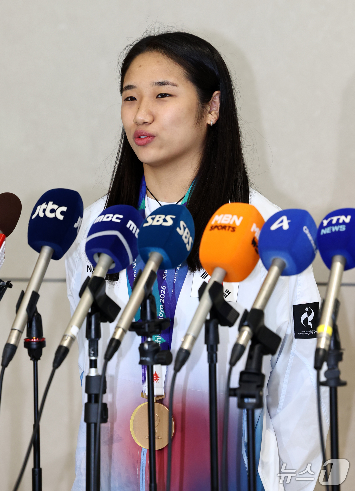 (인천공항=뉴스1) 최지환 기자 = 2026 아이치·나고야 아시안게임 배드민턴 여자 단식에서 금메달을 차지한 안세영이 30일 인천국제공항 제2여객터미널을 통해 귀국 후 취재진과 인 …