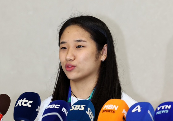 귀국 인터뷰하는 안세영