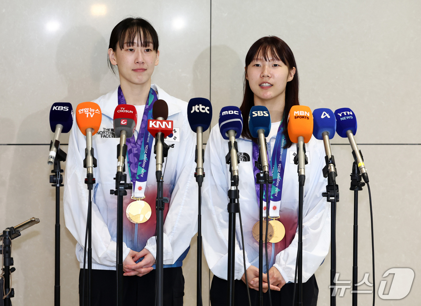 (인천공항=뉴스1) 최지환 기자 = 2026 아이치·나고야 아시안게임 배드민턴 여자 복식에서 금메달을 차지한 이소희, 백하나가 30일 인천국제공항 제2여객터미널을 통해 귀국 후 취 …