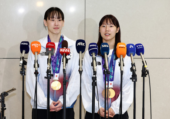 귀국 인터뷰하는 여자 단식 금메달 이소희·백하나
