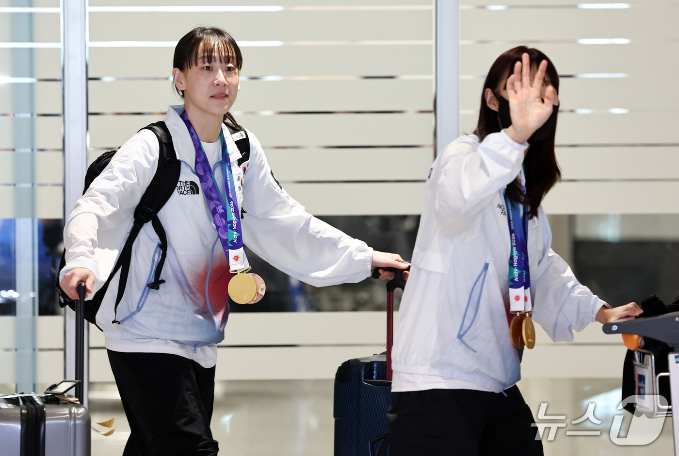 (인천공항=뉴스1) 최지환 기자 = 2026 아이치·나고야 아시안게임 배드민턴 여자 복식에서 금메달을 차지한 이소희, 백하나가 30일 인천국제공항 제2여객터미널을 통해 귀국하고 있 …