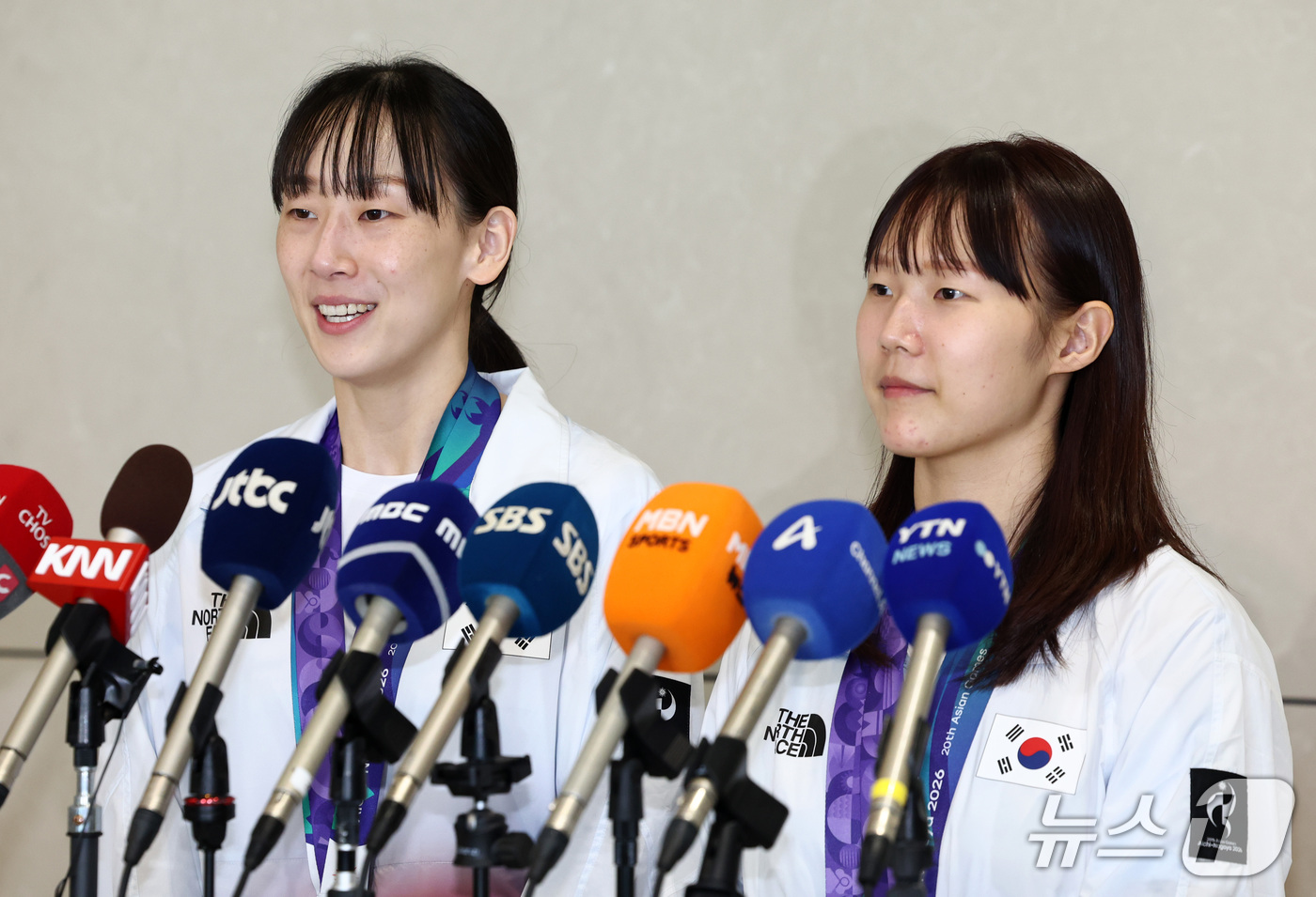 (인천공항=뉴스1) 최지환 기자 = 2026 아이치·나고야 아시안게임 배드민턴 여자 복식에서 금메달을 차지한 이소희, 백하나가 30일 인천국제공항 제2여객터미널을 통해 귀국 후 취 …