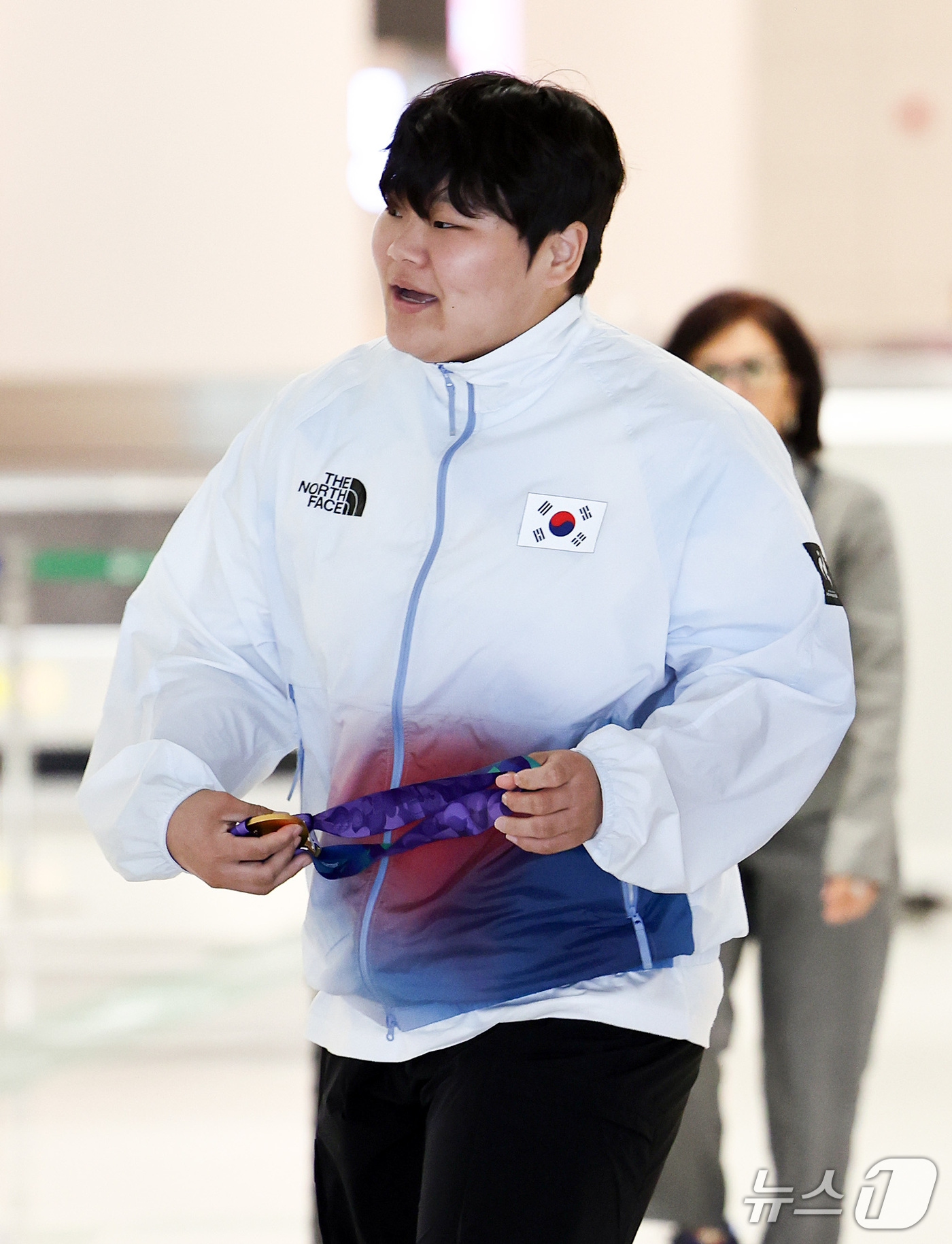 (인천공항=뉴스1) 최지환 기자 = 2026 아이치·나고야 아시안게임 크라쉬에서 금메달을 차지한 김민영이 30일 인천국제공항 제2여객터미널을 통해 귀국하고 있다. 2026.9.30 …