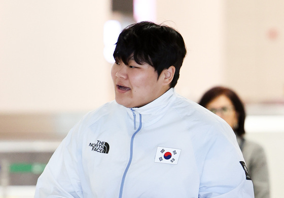 메달 들고 귀국하는 김민영
