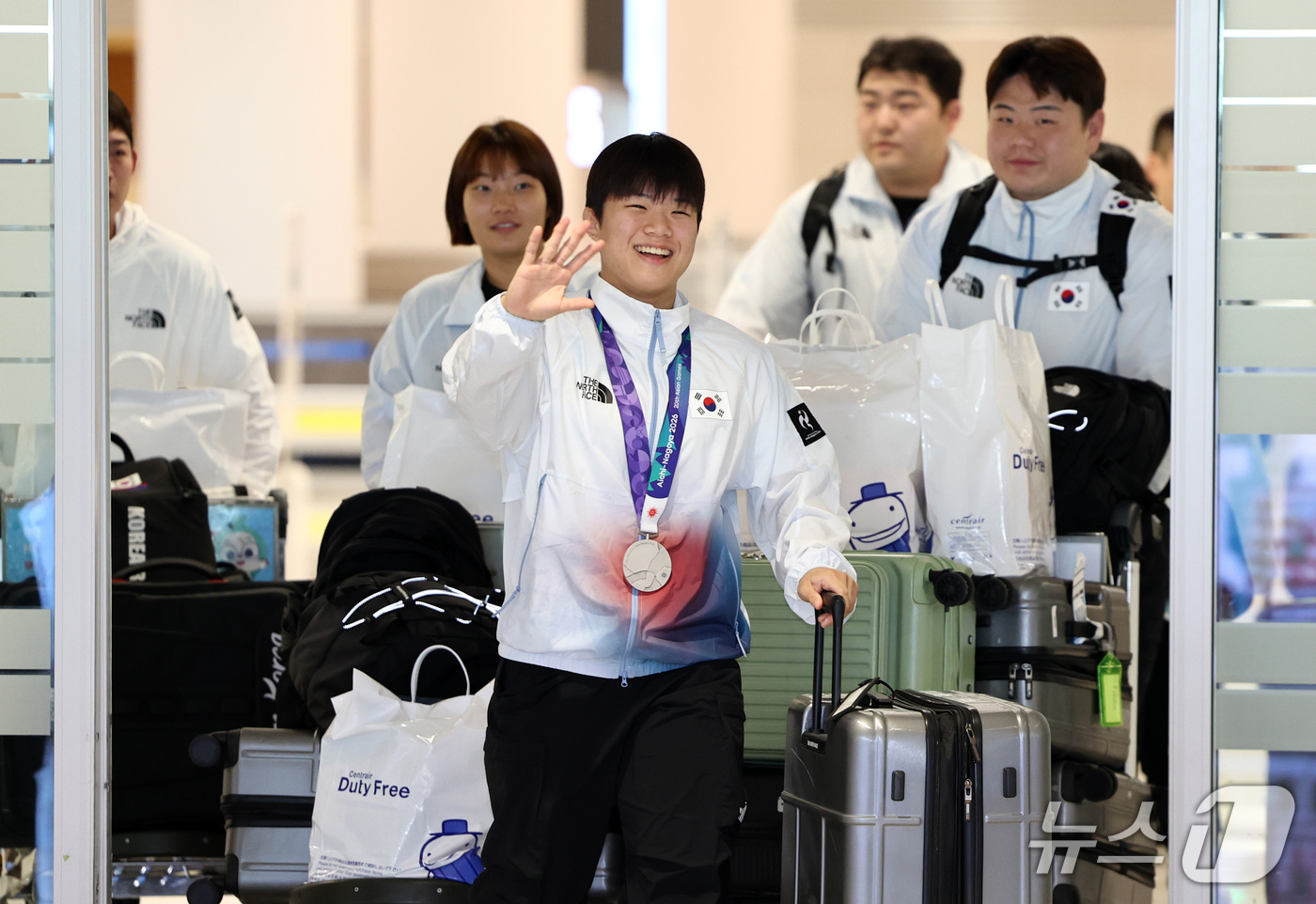(인천공항=뉴스1) 최지환 기자 = 2026 아이치·나고야 아시안게임 크라쉬에서 은메달을 차지한 모수민이 30일 인천국제공항 제2여객터미널을 통해 귀국하고 있다. 2026.9.30 …
