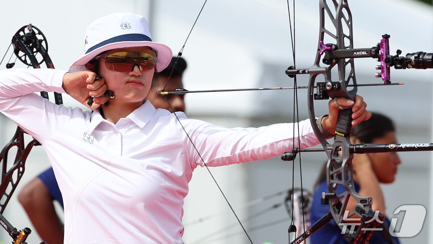본문 이미지 - 대한민국 박정윤이 30일 일본 오카자키 중앙종합공원 다목적광장에서 열린 2026 아이치·나고야 아시안게임 양궁 컴파운드 혼성 단체전 결승에서 인도를 상대로 대결을 펼치고 있다. 2026.9.30 ⓒ 뉴스1 안은나 기자