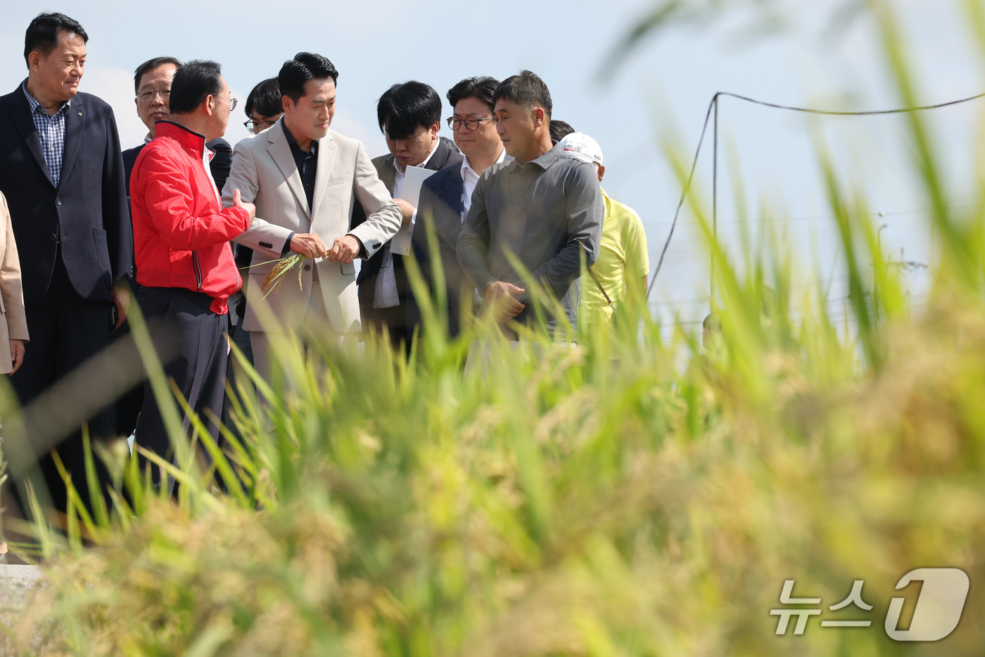 (충주=뉴스1) 신웅수 기자 = 장동혁 국민의힘 대표가 30일 충북 충주시 용두동 일대에서 농지 임차인, 임대인과 함께 농지를 살펴보고 있다. 2026.9.30/뉴스1
