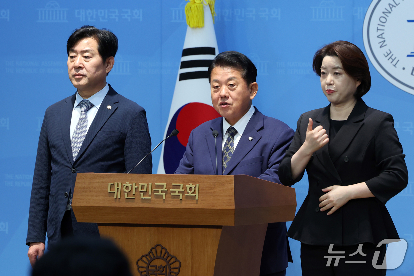 (서울=뉴스1) 국회사진기자단 = 국회 국방위원회 소속 더불어민주당 김병주 간사와 황명선 의원이 30일 오후 서울 여의도 국회 소통관에서 북한 지뢰 폭발 관련 기자회견을 하고 있다 …