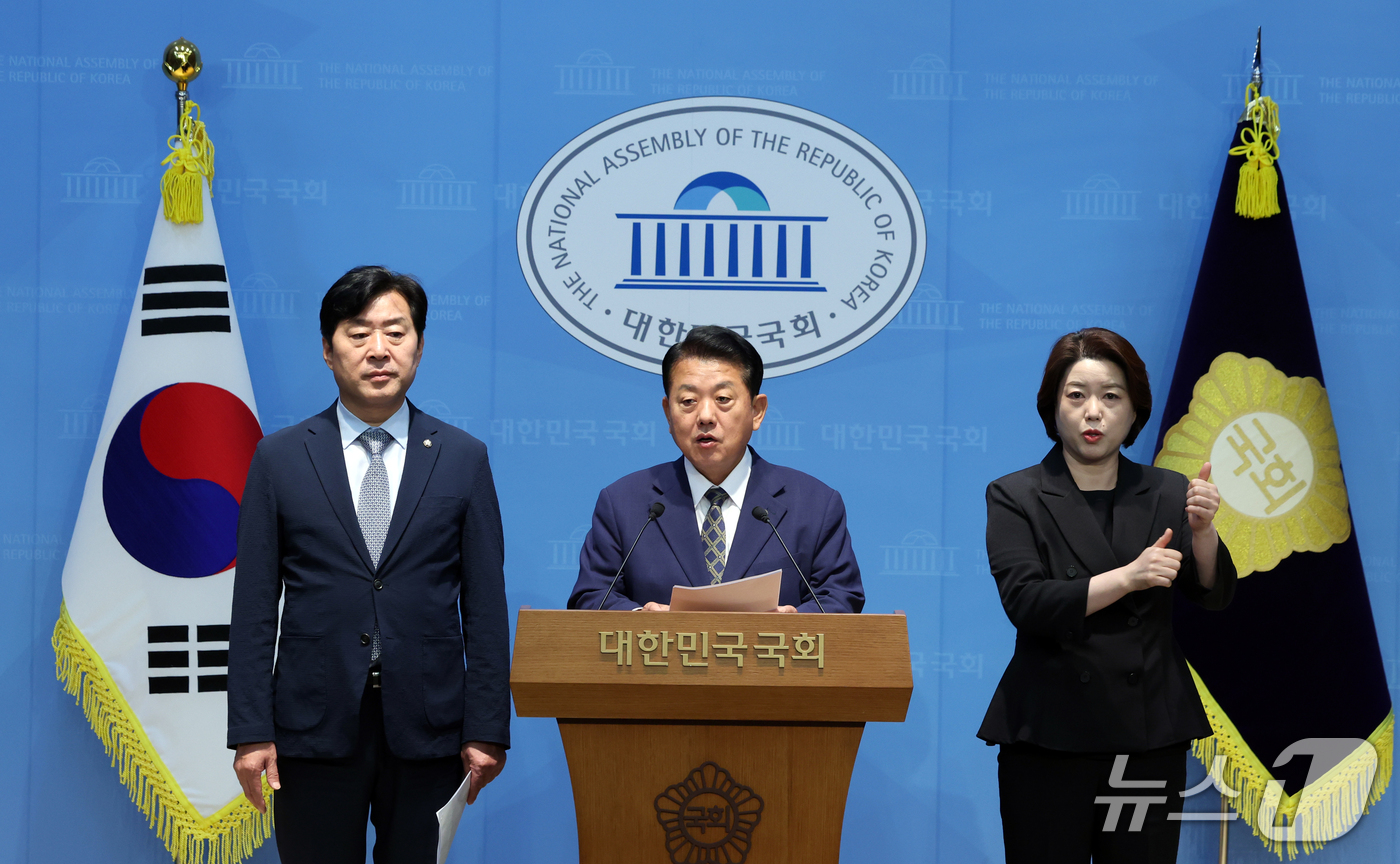 (서울=뉴스1) 국회사진기자단 = 국회 국방위원회 소속 더불어민주당 김병주 간사와 황명선 의원이 30일 오후 서울 여의도 국회 소통관에서 북한 지뢰 폭발 관련 기자회견을 하고 있다 …