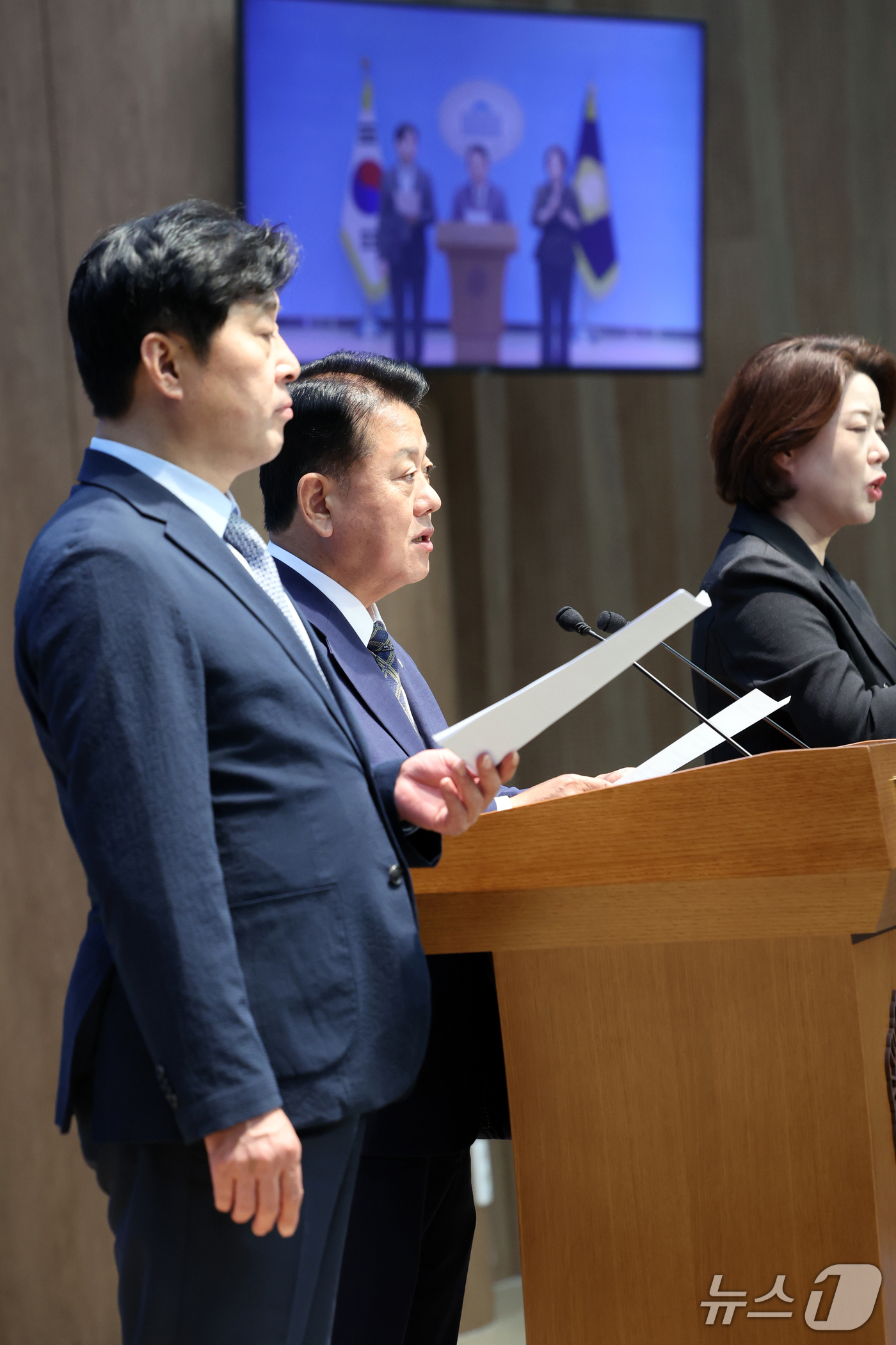 (서울=뉴스1) 국회사진기자단 = 국회 국방위원회 소속 더불어민주당 김병주 간사와 황명선 의원이 30일 오후 서울 여의도 국회 소통관에서 북한 지뢰 폭발 관련 기자회견을 하고 있다 …