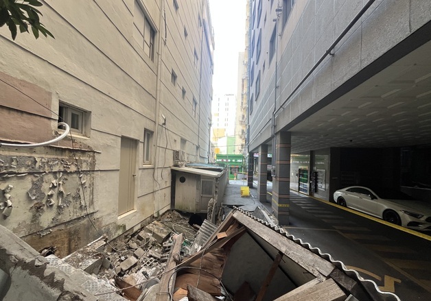 부산 서구 부민동 건물 사이 담벼락 붕괴…인명피해 없어