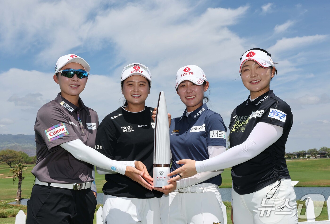 (서울=뉴스1) = 29일(현지시간) 미국 하와이 오하우섬 에바비치의 호아칼레이CC에서 열린 '2026 롯데 챔피언십' 포토콜에서 김효주(왼쪽부터), 최혜진, 황유민, 유현조가 포 …