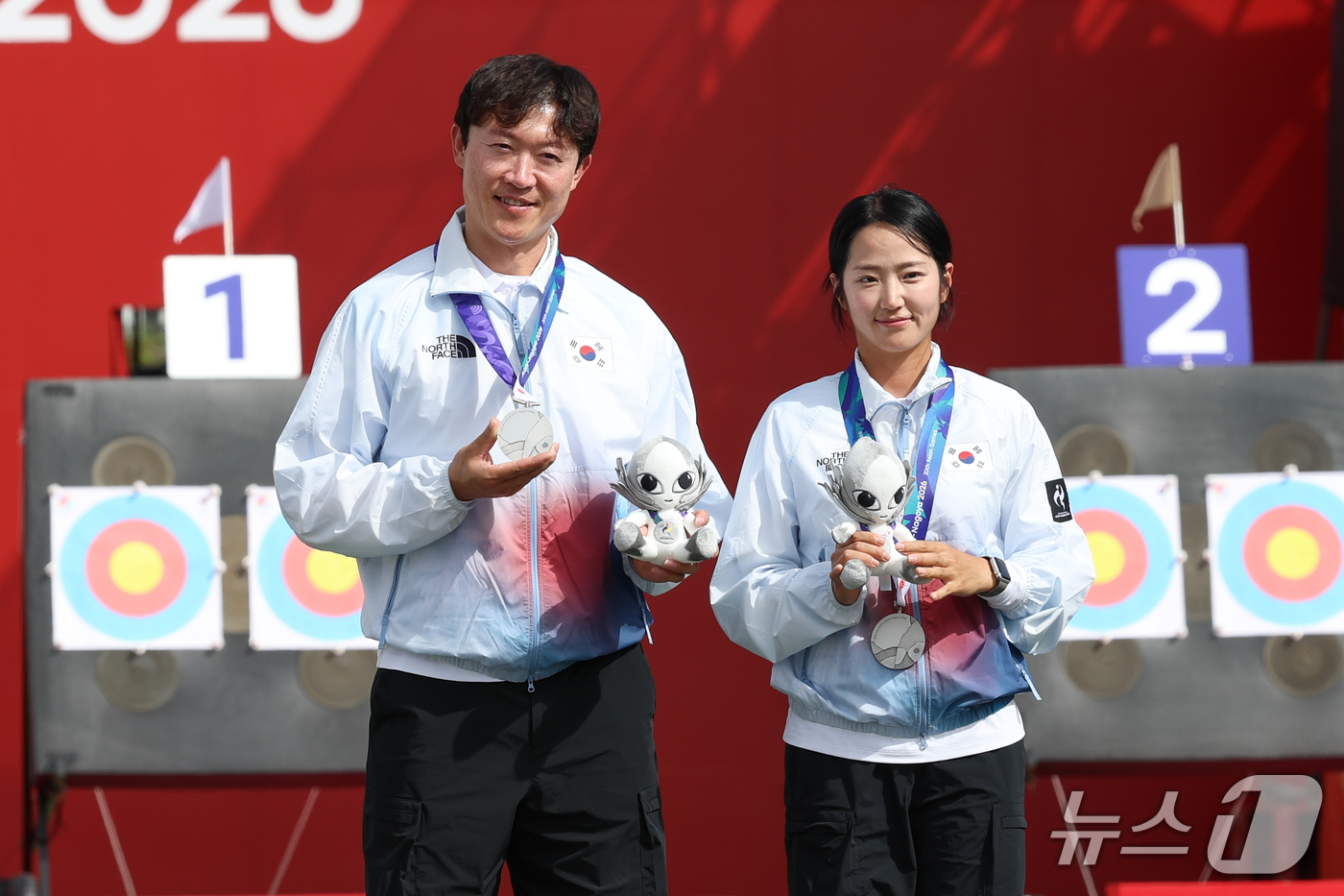 (오카자키=뉴스1) 안은나 기자 = 대한민국 최용희, 박정윤이 30일 일본 오카자키 중앙종합공원 다목적광장에서 열린 2026 아이치·나고야 아시안게임 양궁 컴파운드 혼성 단체전 시 …