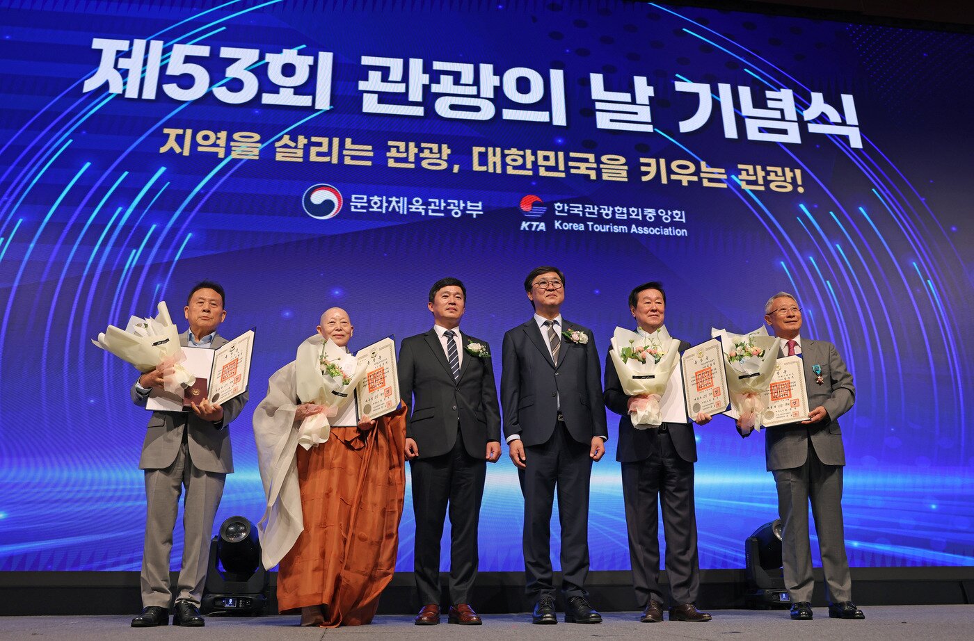 본문 이미지 - 최휘영 문화체육관광부 장관이 30일 서울 중구 롯데호텔에서 열린 제53회 관광의 날 기념식에서 김남철 힐튼경주 부사장에게 은탑산업훈장을 전수한 뒤 기념촬영을 하고 있다.(문체부 제공)