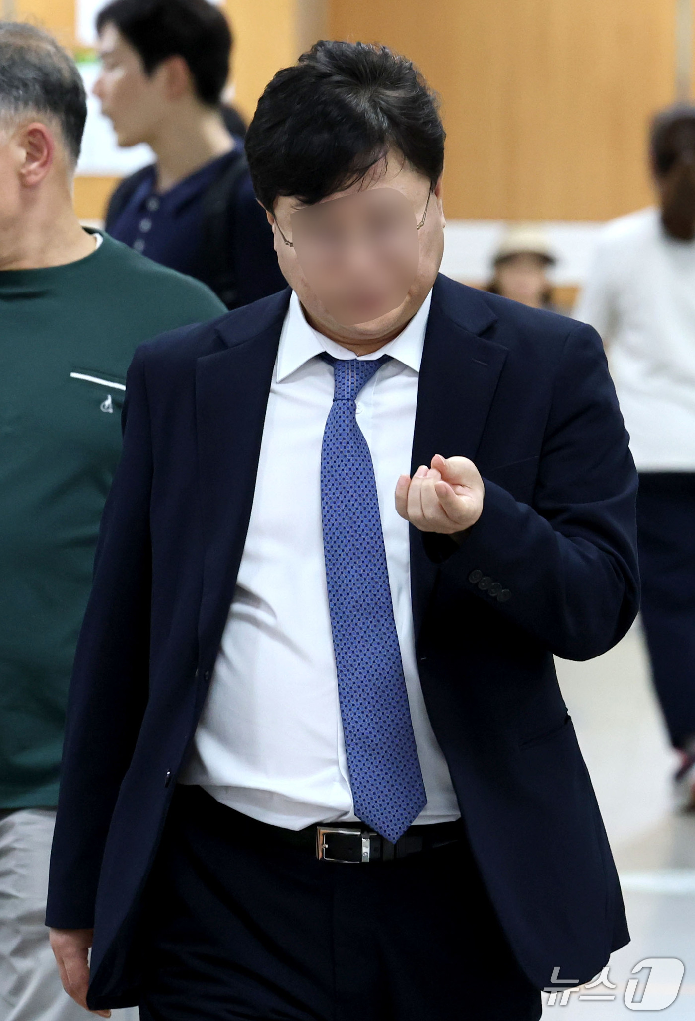 (서울=뉴스1) 이광호 기자 = 김승원 전 법무부 장관 후보자의 '신약 청탁 의혹' 핵심 인물로 지목된 제약업체 제넨셀 창업주 강 모 씨가 30일 오후 서울 서초구 서울고등법원에서 …