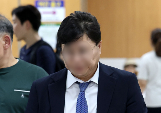 법정 향하는 제넨셀 창업주