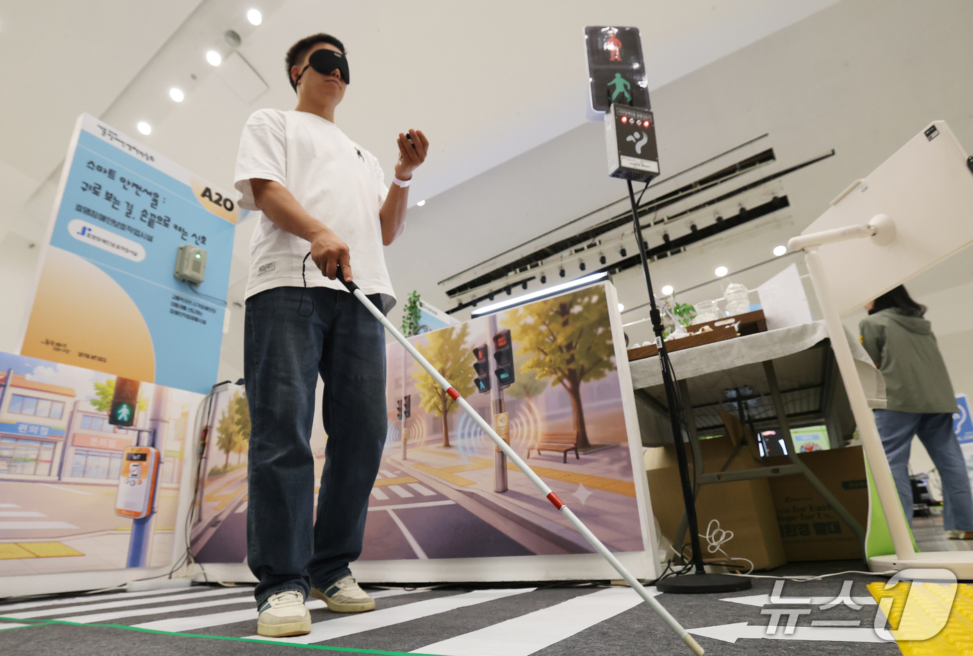 (서울=뉴스1) 오대일 기자 = 30일 서울 동대문디자인플라자(DDP)에서 열린 2026 서울장애인정책박람회에서 방문객들이 시각장애인용 횡단보도 음향신호기를 체험하고 있다.이번 박 …