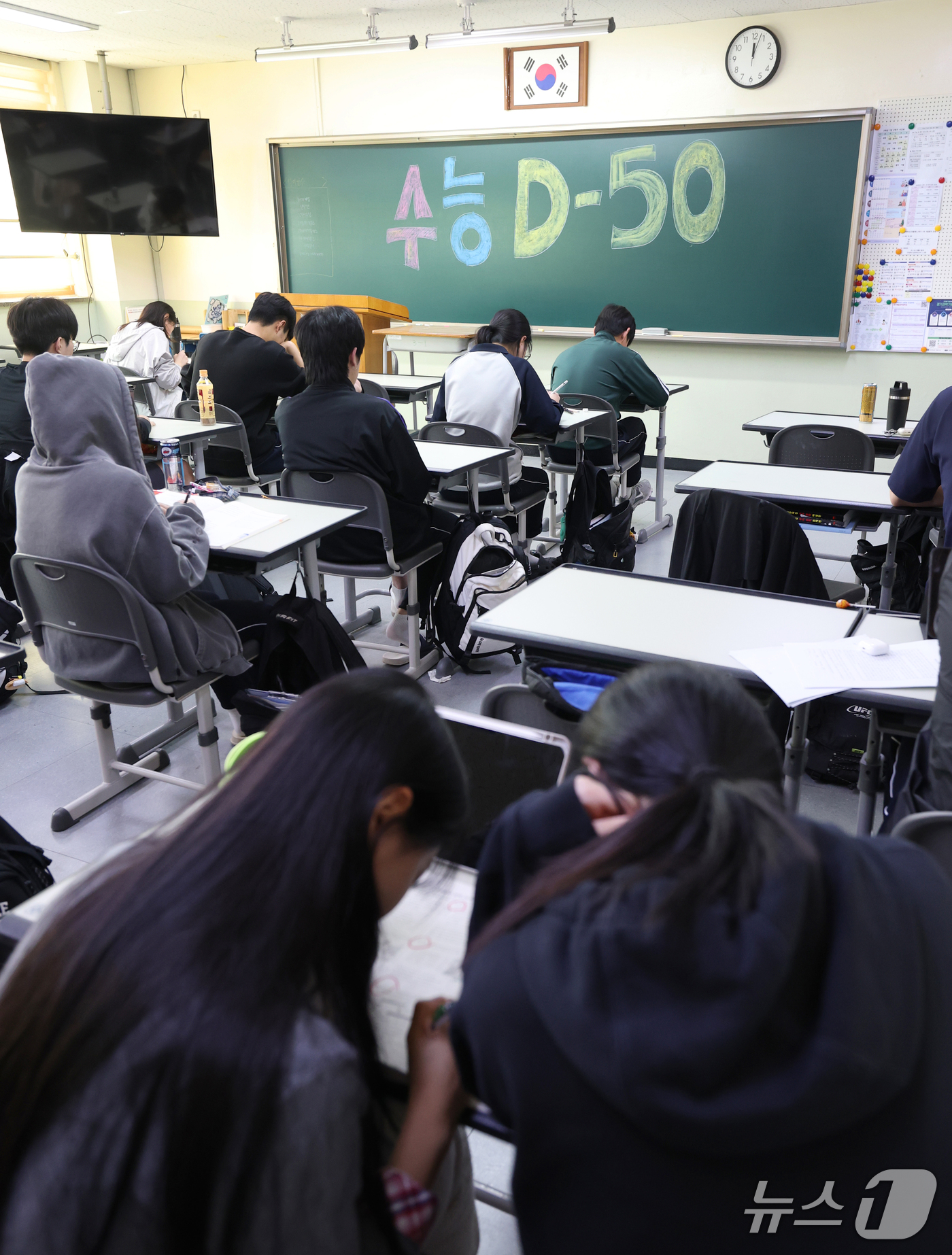(수원=뉴스1) 김영운 기자 = 2027학년도 대학수학능력시험을 50일 앞둔 30일 경기 수원시 영통구 효원고등학교에서 3학년 수험생들이 수능 준비에 매진하고 있다. 2026.9. …