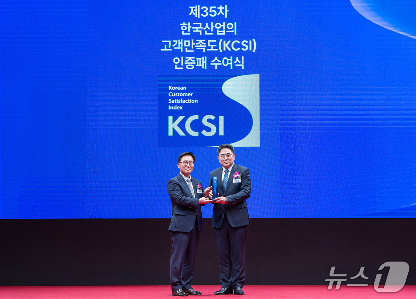 (서울=뉴스1) = 조명호 삼성전자 부사장(오른쪽)이 30일 서울 중구 서울신라호텔에서 열린 '2026 한국산업의 고객만족도(KCSI)' 인증패 수여식에서 한수희 한국능률협회컨설팅 …