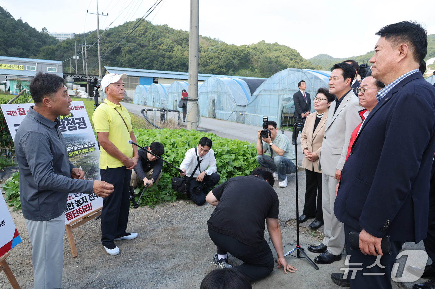 (충주=뉴스1) 신웅수 기자 = 장동혁 국민의힘 대표가 30일 충북 충주시 용두동 일대 농지를 찾아 농지 임차인, 임대인과 대화하고 있다. 2026.9.30/뉴스1
