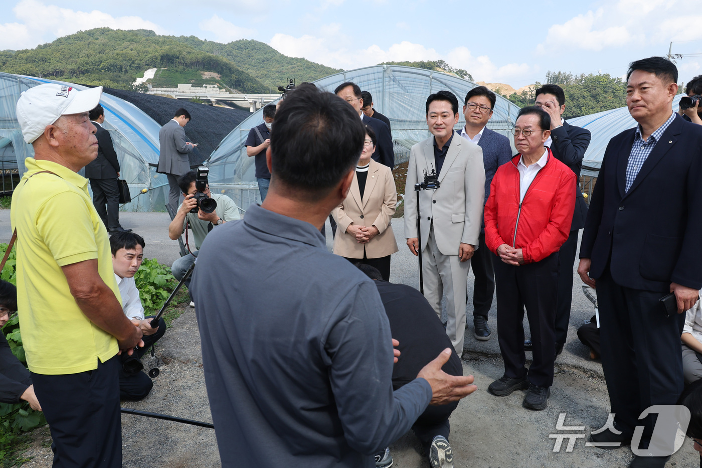 (충주=뉴스1) 신웅수 기자 = 장동혁 국민의힘 대표가 30일 충북 충주시 용두동 일대 농지를 찾아 농지 임차인, 임대인과 대화하고 있다. 2026.9.30/뉴스1