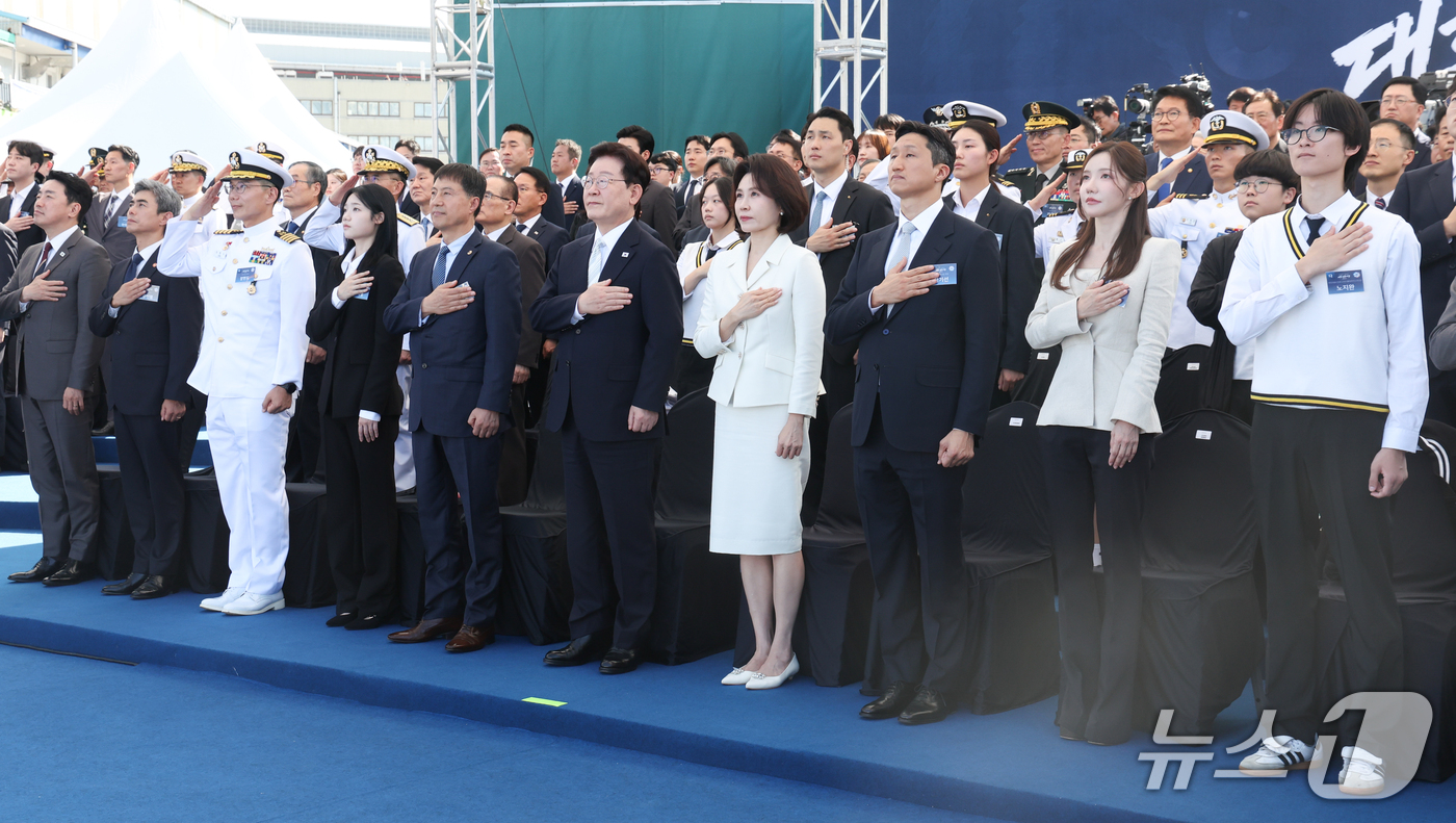 (울산=뉴스1) 이재명 기자 = 이재명 대통령과 김혜경 여사가 30일 울산에서 열린 대호김종서함 진수식에서 국민의례를 하고 있다. 2026.9.30/뉴스1
