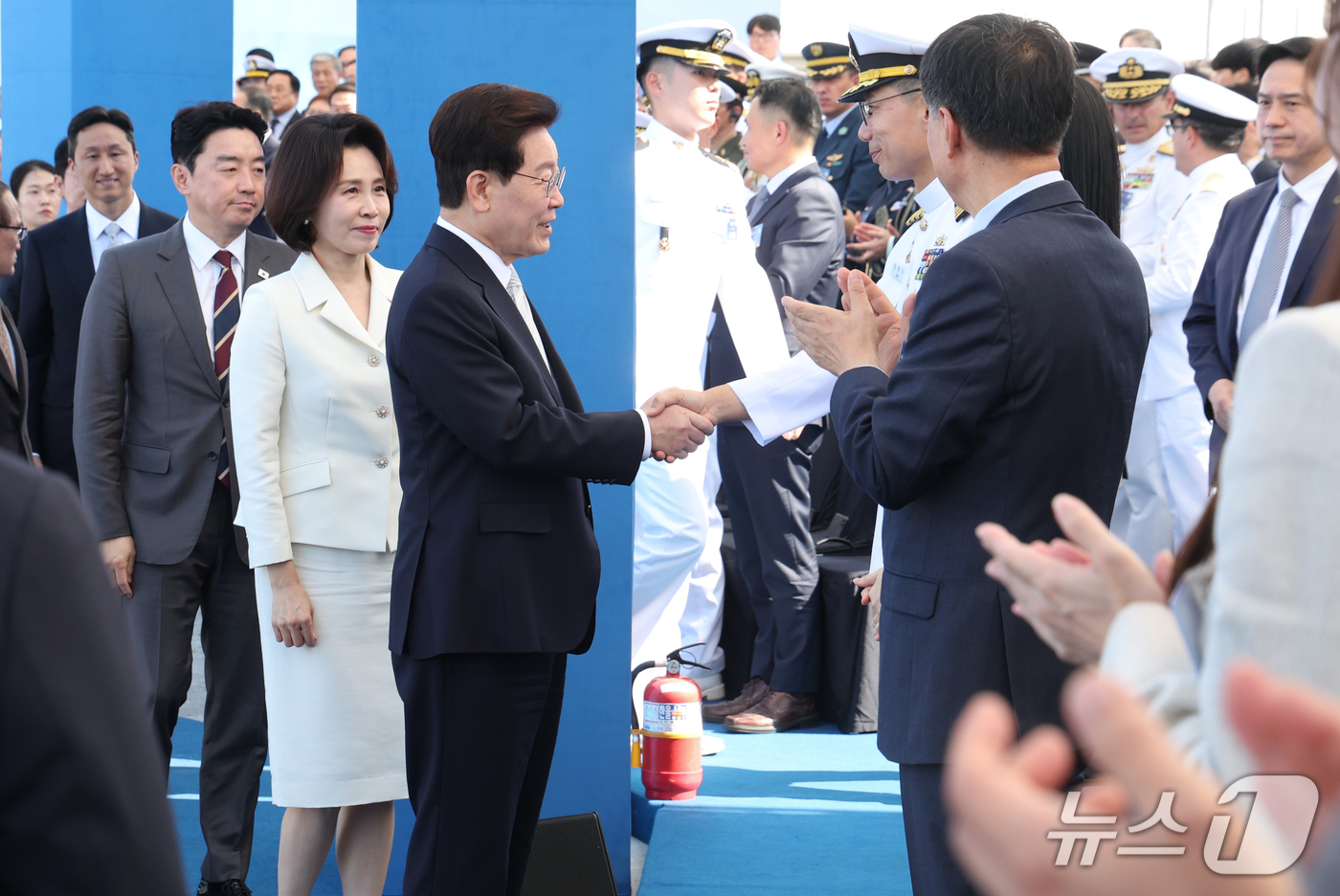 (울산=뉴스1) 이재명 기자 = 이재명 대통령이 30일 울산에서 열린 대호김종서함 진수식에서 참석자들과 인사하고 있다. 2026.9.30/뉴스1