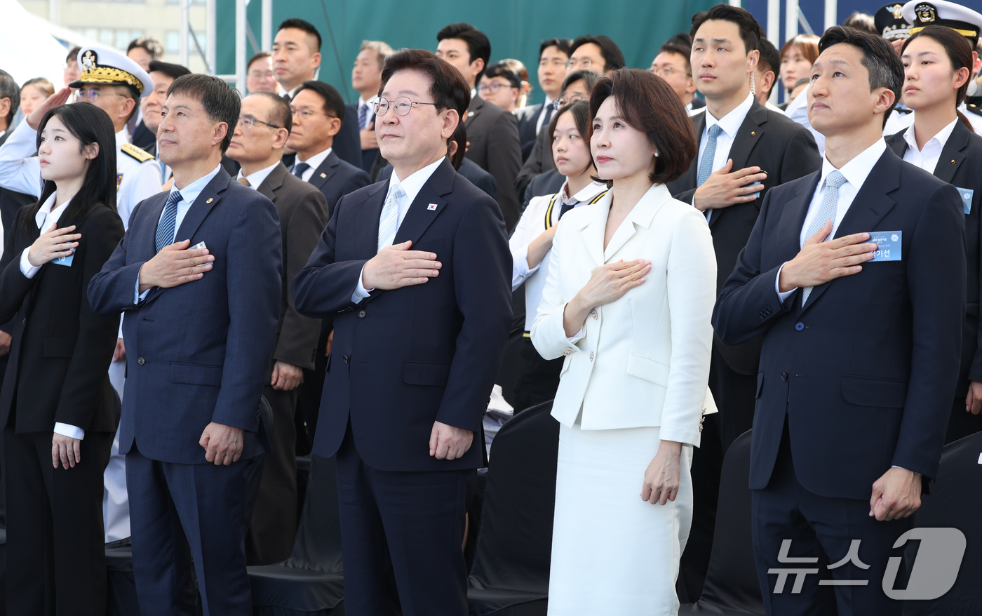 (울산=뉴스1) 이재명 기자 = 이재명 대통령과 김혜경 여사가 30일 울산에서 열린 대호김종서함 진수식에서 국민의례를 하고 있다. 2026.9.30/뉴스1