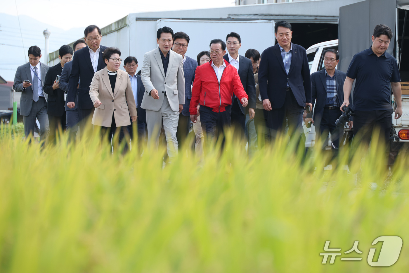 (충주=뉴스1) 신웅수 기자 = 장동혁 국민의힘 대표가 30일 충북 충주시 용두동 일대에서 농지 임차인, 임대인과 함께 농지를 살펴보고 있다. 2026.9.30/뉴스1