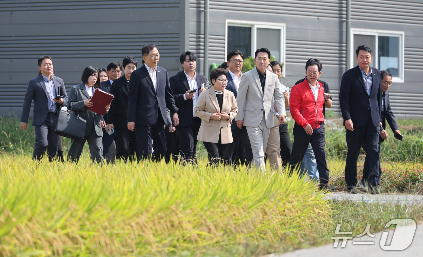 (충주=뉴스1) 신웅수 기자 = 장동혁 국민의힘 대표가 30일 충북 충주시 용두동 일대에서 농지 임차인, 임대인과 함께 농지를 살펴보고 있다. 2026.9.30/뉴스1