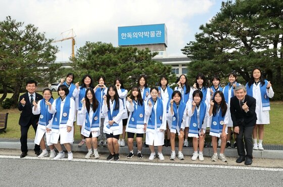 본문 이미지 - '품꿈성장터 2호'로 지정된 음성 한독의약박물관에서 현판식 행사가 진행되고 있다.(충북교육청 제공. 재판매 및 DB 금지) 2026.9.30/뉴스1