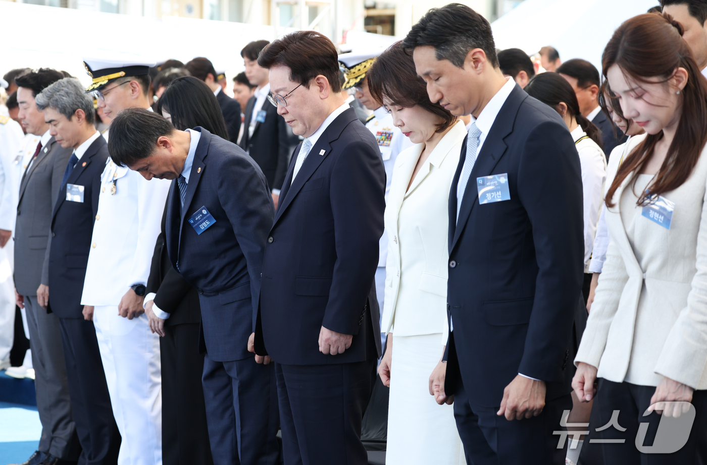 (울산=뉴스1) 이재명 기자 = 이재명 대통령과 김혜경 여사가 30일 울산에서 열린 대호김종서함 진수식에서 순국선열 및 호국영령에 대한 묵념을 하고 있다. 2026.9.30/뉴스1 …