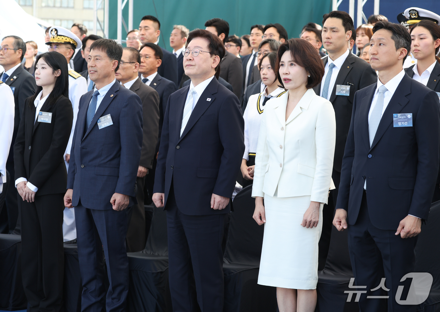 (울산=뉴스1) 이재명 기자 = 이재명 대통령과 김혜경 여사가 30일 울산에서 열린 대호김종서함 진수식에서 애국가를 제창하고 있다. 2026.9.30/뉴스1