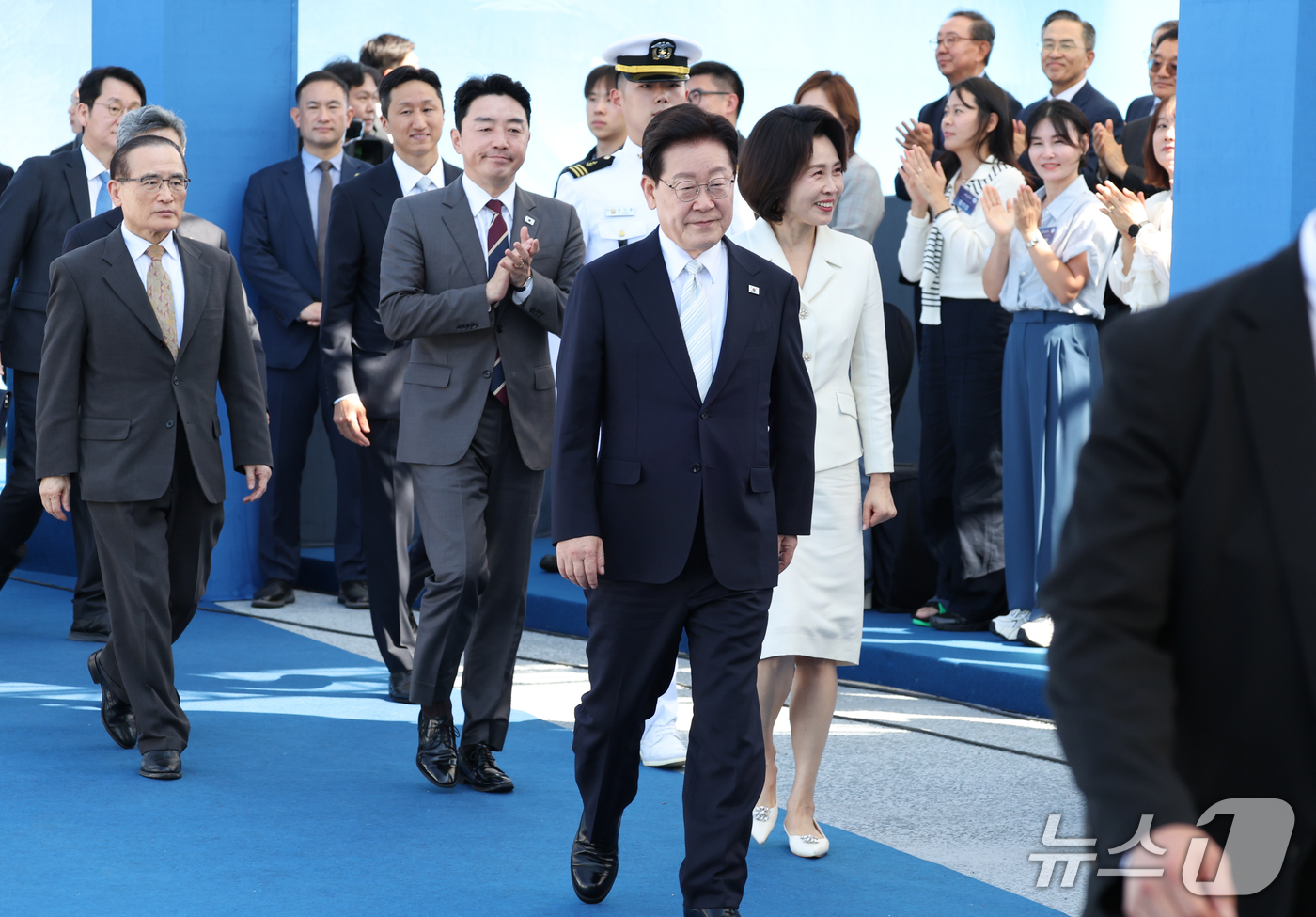 (울산=뉴스1) 이재명 기자 = 이재명 대통령과 김혜경 여사가 30일 울산에서 열린 대호김종서함 진수식에 입장하고 있다. 2026.9.30/뉴스1