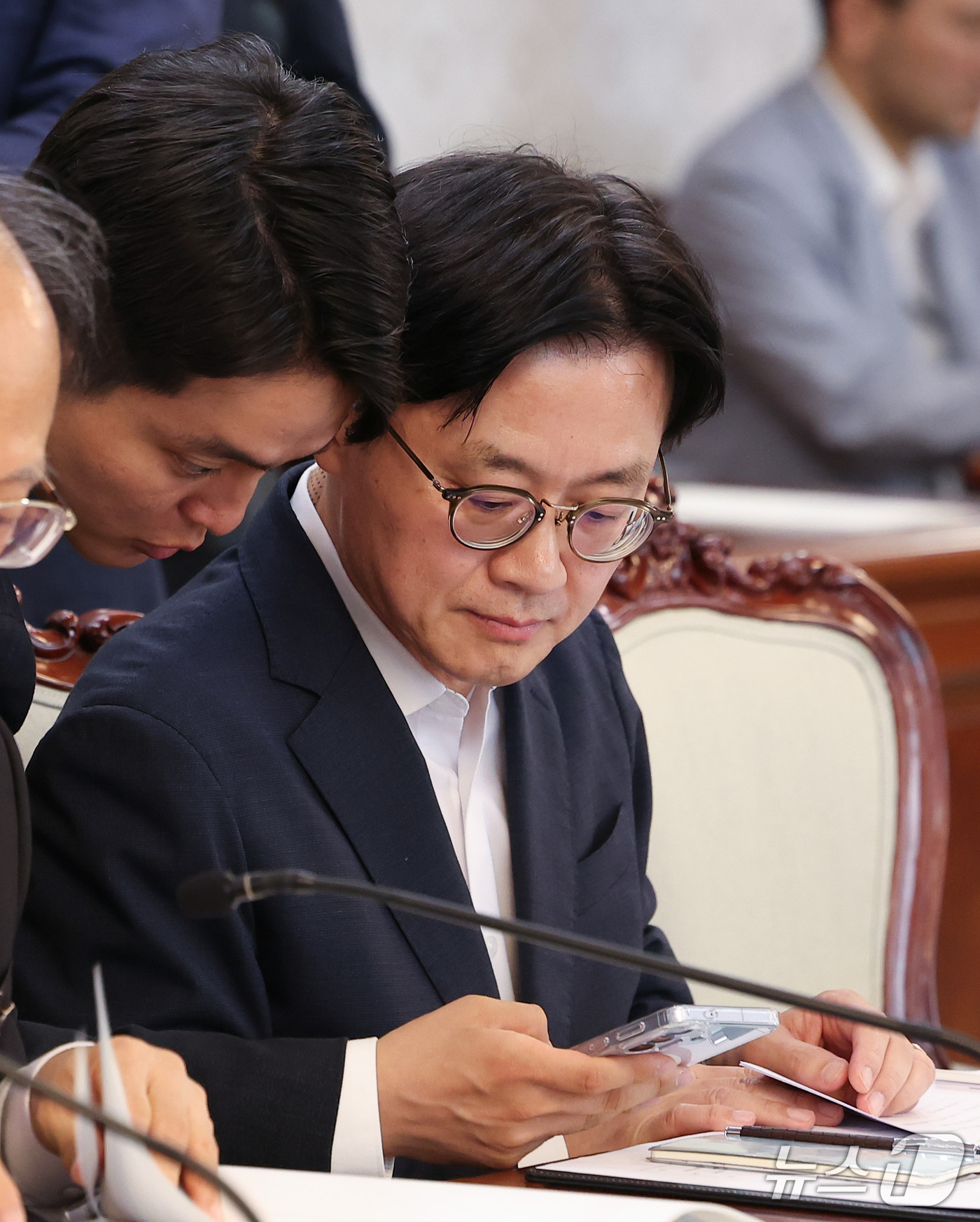 (서울=뉴스1) 김성진 기자 = 김정관 산업통상부 장관이 30일 서울 종로구 정부서울청사에서 열린 제9차 국가첨단전략산업위원회에 참석해 관계자와 대화하고 있다. 2026.9.30/ …