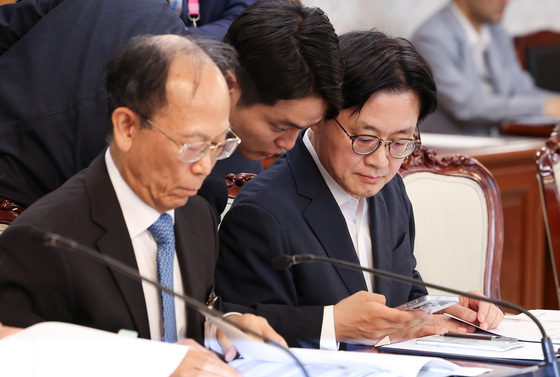 관계자와 대화하는 김정관 장관