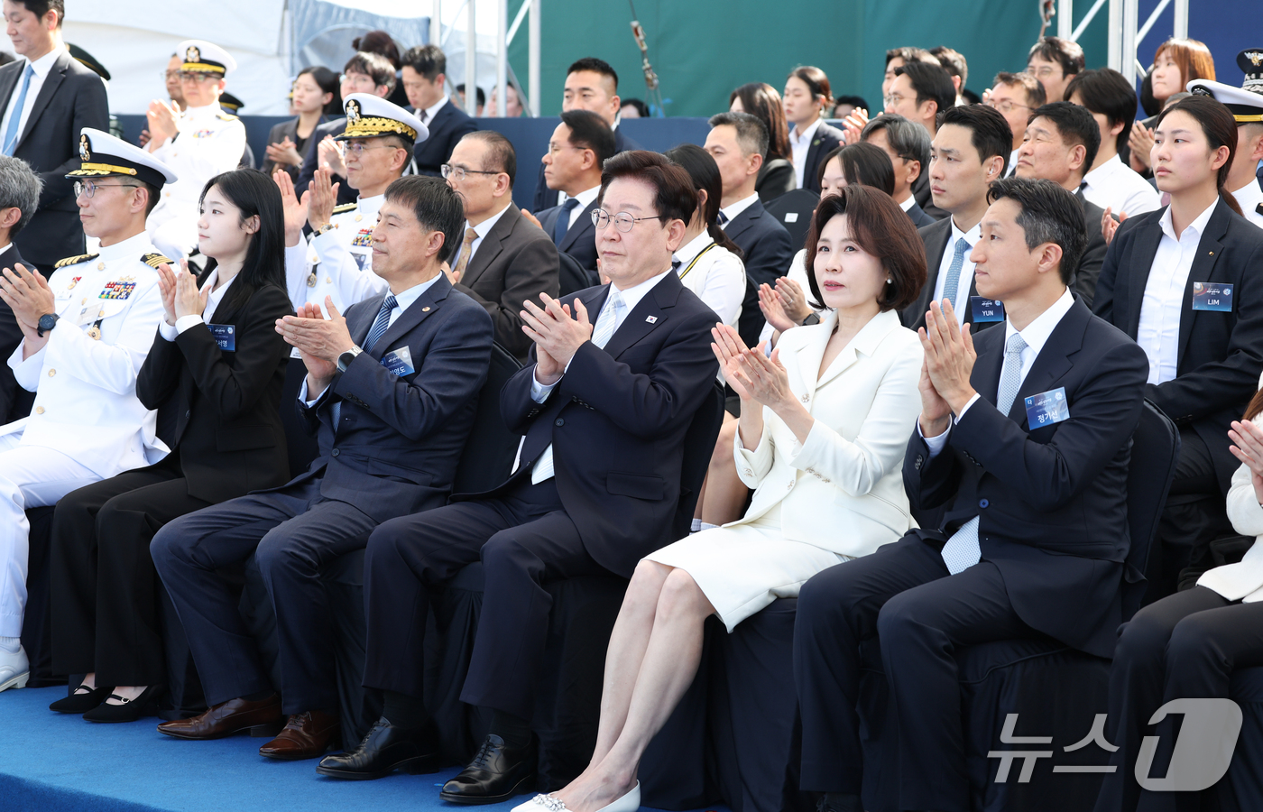 (울산=뉴스1) 이재명 기자 = 이재명 대통령과 김혜경 여사가 30일 울산에서 열린 대호김종서함 진수식에서  박수를 치고 있다. 2026.9.30/뉴스1