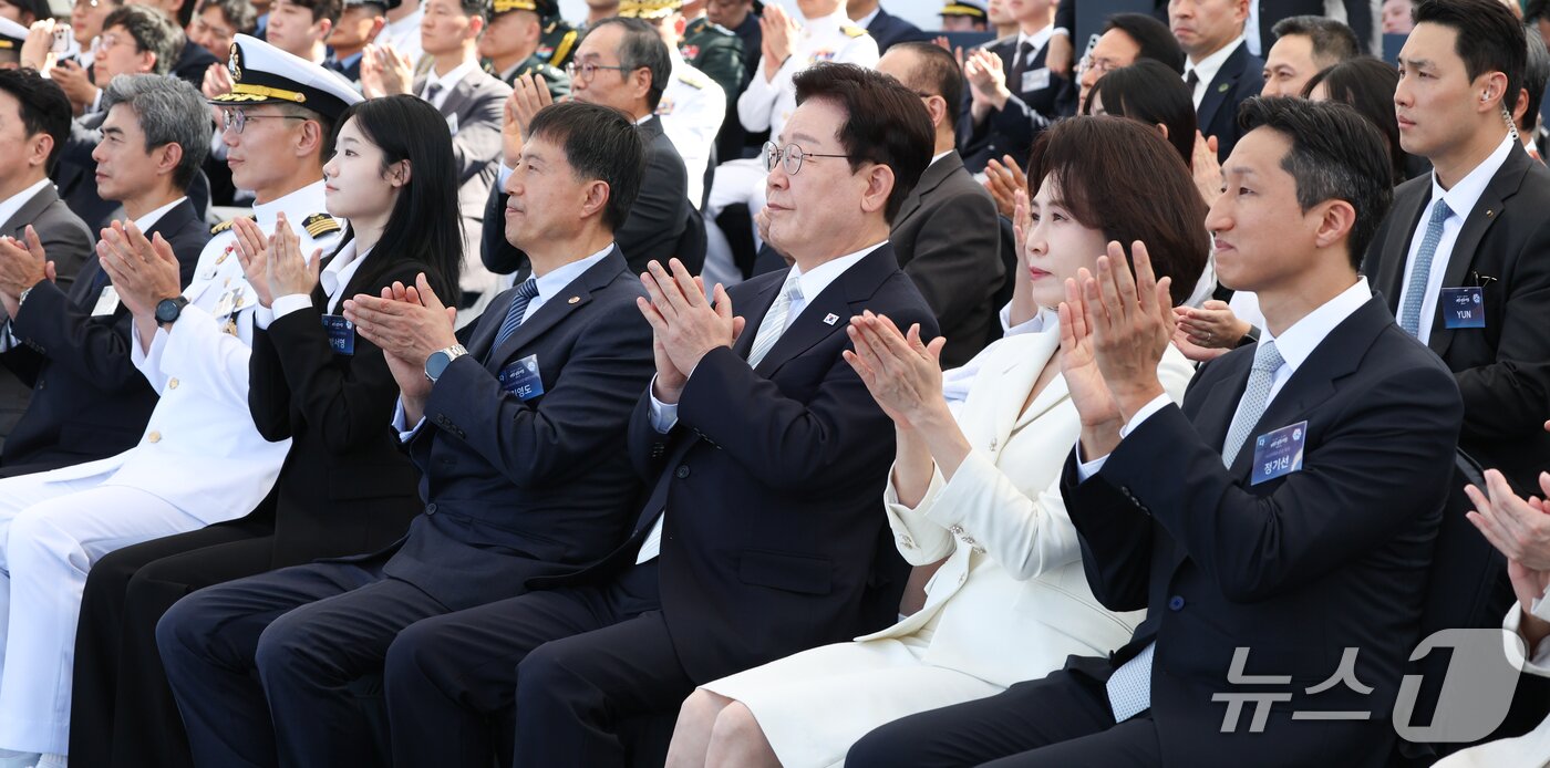 본문 이미지 - 이재명 대통령과 김혜경 여사가 30일 울산에서 열린 대호김종서함 진수식에서 박수를 치고 있다. 2026.9.30 ⓒ 뉴스1 이재명 기자