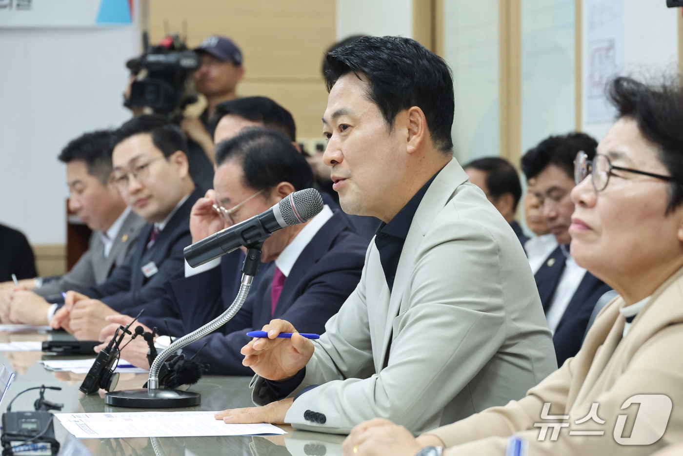 (충주=뉴스1) 신웅수 기자 = 장동혁 국민의힘 대표가 30일 충북 충주시 하나로마트 탄금점에서 열린 농민 수탈 농지 전수조사 간담회에서 인사말을 하고 있다. 2026.9.30/뉴 …