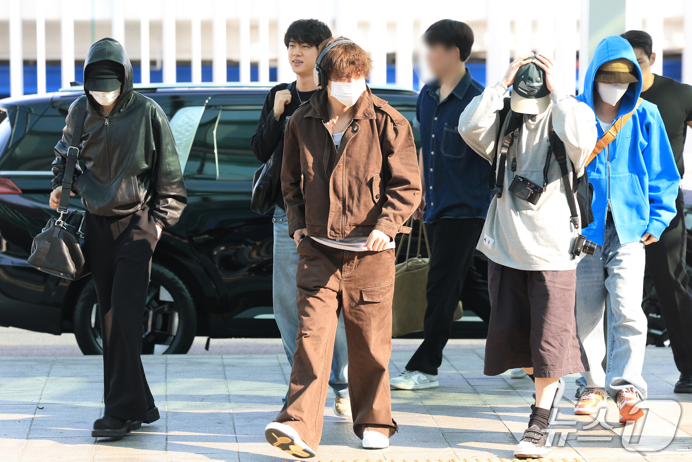 (인천공항=뉴스1) 권현진 기자 = 방탄소년단(BTS) 지민(왼쪽부터)과 진, 뷔, 정국, 제이홉이 해외일정을 위해 30일 인천국제공항을 통해 미국 애틀란타로 출국하고 있다. 20 …