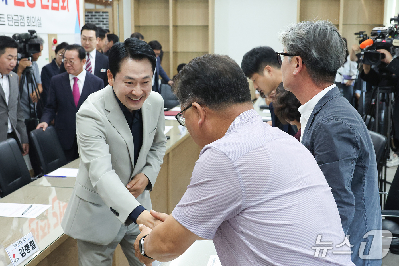 (충주=뉴스1) 신웅수 기자 = 장동혁 국민의힘 대표가 30일 충북 충주시 하나로마트 탄금점에서 열린 농민 수탈 농지 전수조사 간담회에서 참석자들과 인사하고 있다. 2026.9.3 …
